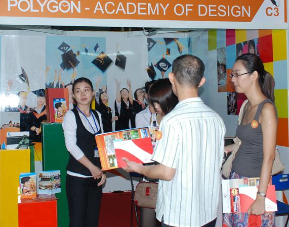 Khách tham quan gian hàng POLYGON tại VietAd2010